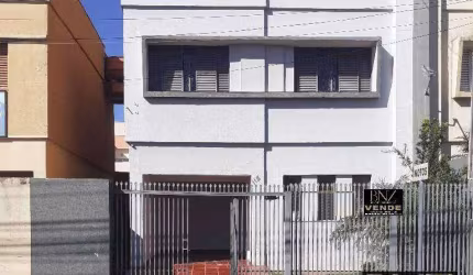 Sobrado Versátil no Centro: Ideal para Uso Comercial ou Residencial !