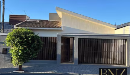 Encantadora Residência de 03 Quartos no Jardim Casa Grande