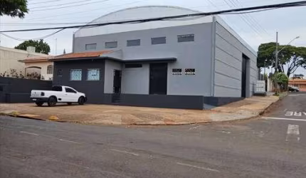Oportunidade Única: Barracão Comercial na Avenida Principal de Jardim Petró