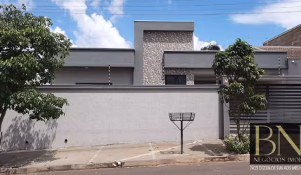 Casa Alto Padrão Semi Mobiliada à Venda no Centro de Arapongas, PR