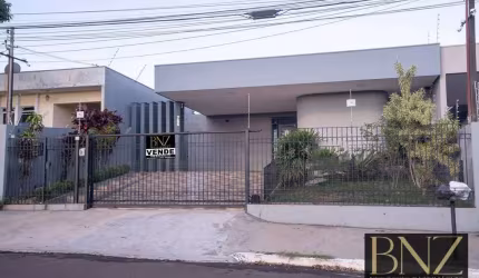 CASA EM APUCARANA À VENDA EM ÓTIMA LOCALIZAÇÃO DUAS QUADRAS DO NOVO MUFFATO