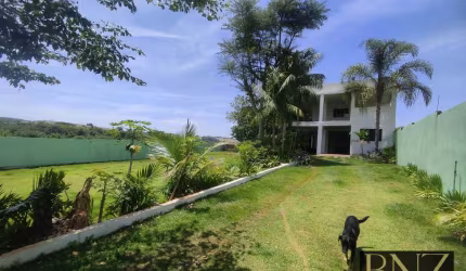 Encantadora Chácara com 4 Quartos e Amplo Terreno na Estrada Aliança!