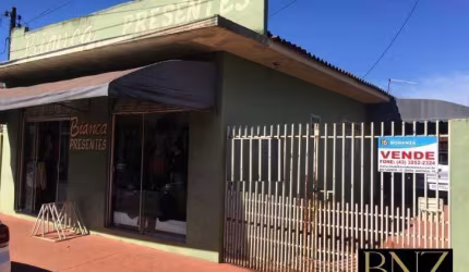Casa e comércio à venda