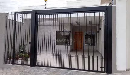 CASA COM DESIGNER MODERNO UMA OPORTUNIDADE PARA COMPRAR SEU IMOVEL NO JARDIM FREGADOLLI.