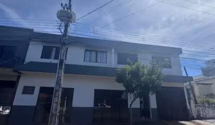 OPORTUNIDADE DE INVESTIR EM PRÉDIO COM SALA COMERCIAL E APARTAMENTOS - Marialva