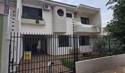 OPORTUNIDADE DE INVESTIR EM UM DOS BAIRROS MAIS NOBRES DE MARINGÁ - SOBRADO NA ZONA 05 EM FRENTE AO BOSQUE DAS GREVÍLEAS!