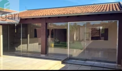 CASA  À VENDA NA  AV. DAS LARANJEIRAS