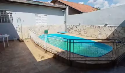 BELISSIMA CASA COM PISCINA PRÓXIMO AO CENTRO