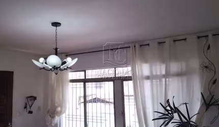 Casa com 2 dormitórios, sala, cozinha e banheiro, todos os cômodos grandes no Bairro Jardim Santo Antônio/Camilópolis em Santo André.