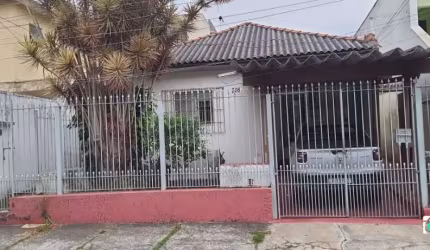 Casa térrea com 2 moradias prox. metrô