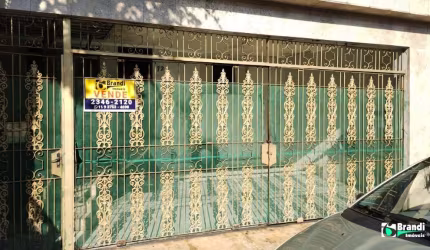 Térrea com adega nos fundos com vista para praça