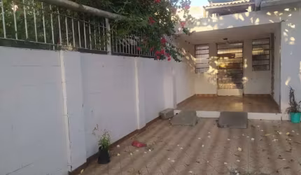 Casa terrea bem localizada