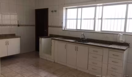 Casa com 03 dormitórios-Vila zelina