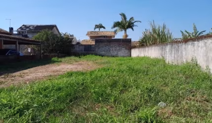 Vende se excelente terreno, ótima oportunidade para construir e realizar seu sonho de ter sua casa na praia.