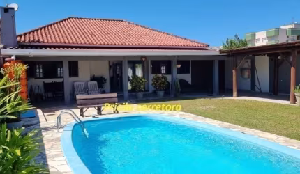 Vende se casa com piscina e terreno amplo, Brejatuba, Guaratuba/PR.