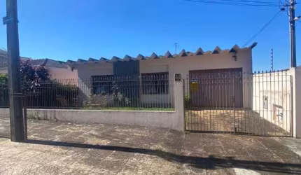 Espaçosa Casa em 2 Pisos no Jardim Europa