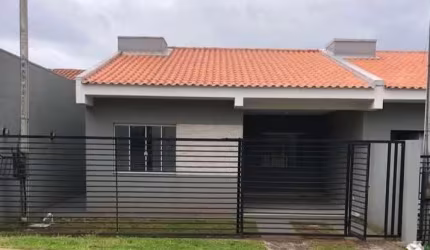 Casa com passagem lateral.