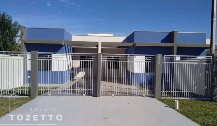 Casa com 3 quartos e  ampla sobra de terreno!
