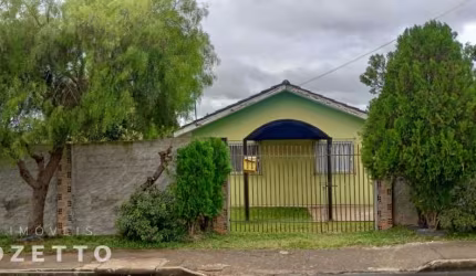 Casa de esquina com ampla sobra de terreno- Los Angeles