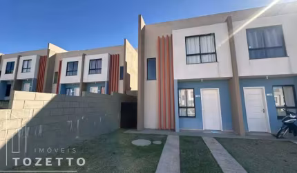Sobrado com passagem lateral à venda no Res. Porto Carvalho
