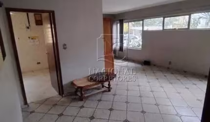 Casa térrea para venda e locação com amplo espaço e excelente localização no bairro Santa Terezinha!