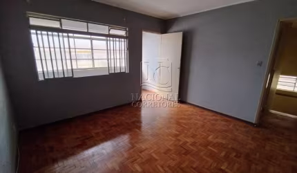 Casa (sobreloja) para locação no Jardim Utinga — 2 dormitórios, quintal e 1 vaga!