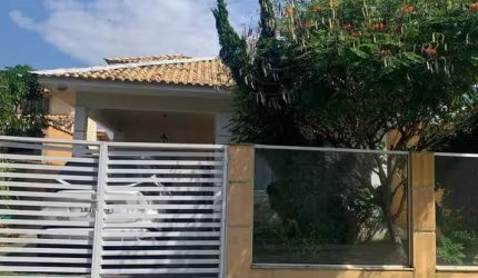 ENCANTADORA CASA À VENDA NO CONDOMÍNIO DOS PÁSSAROS,  CABO FRIO/RJ