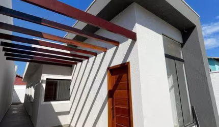SEU NOVO LAR ESPERA POR VOCÊ! CASA COM 03 QUARTOS - SÃO PEDRO DA ALDEIA/RJ