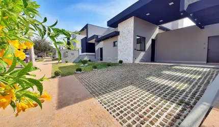 Casa térrea em condomínio  fechado , 03 suítes  com armários planejados, piscina e churrasqueira.