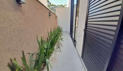Casa à venda com 03 suítes no condomínio Figueira Branca