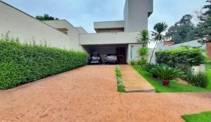 Sobrado em condomínio fechado  com 04 suites, closet,  armários planejados , varanda gourmet.