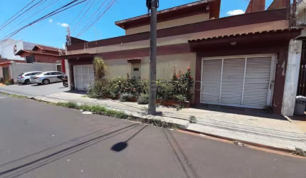 Sobrado com 04 dormitórios ,armários planejados, área mista próximo Av. Itatiaia.