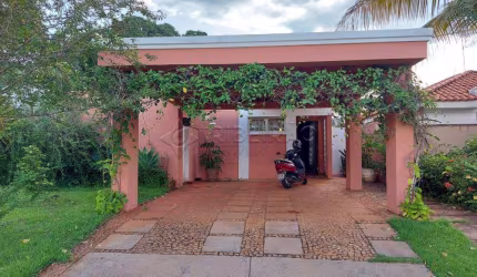 Casa térrea reformada em condomínio no Recreio das Acácias