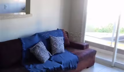 Apartamento com  02 dormitórios, armários planejados e ar condicionado.