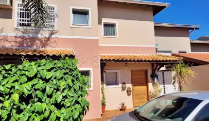Sobrado no Bairro Jd. Botânico em condomínio com 03 dormitórios, área gourmet , piscina.