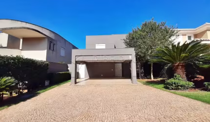 Sobrado em condomínio bairro Saint Gerard com 03 suites, escritório, piscina, churrasqueira.