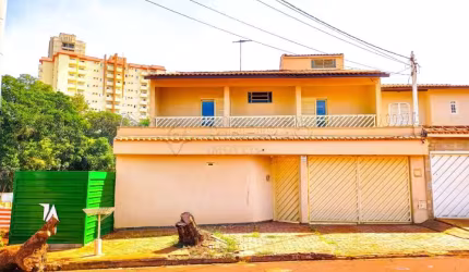 Sobrado no Bairro Nova Ribeirânia, 04 dormitórios com armários planejados sendo 03 suítes, piscina, churrasqueira e 02 vagas de garagem.