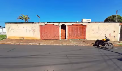 Casa Térrea no Bairro Jd. Palma Travassos com 04 dormitórios com armários planejados sendo 02 suites, 04 vagas de garagem, churrasqueira.