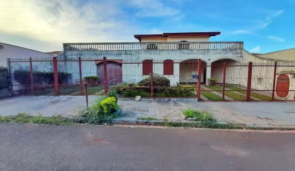 Sobrado  no Bairro Alto. B. Vista  com 347 m² construção com 03 suites, 03 salas, 03 vagas de garagem.
