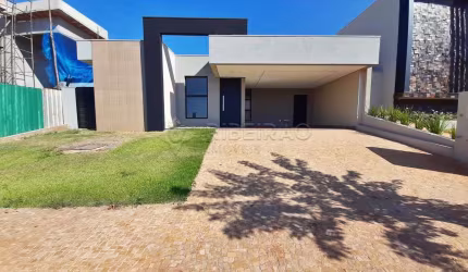 Casa térrea em condomínio no Bairro Quinta dos Ventos , 03 suítes  com armários planejados, piscina e churrasqueira.