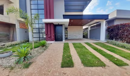 Casa térrea em condomínio  fechado Bairro Quinta dos Ventos,  03 suítes com armários planejados, piscina varanda gourmet com  churrasqueira, 04 vagas de garagem.