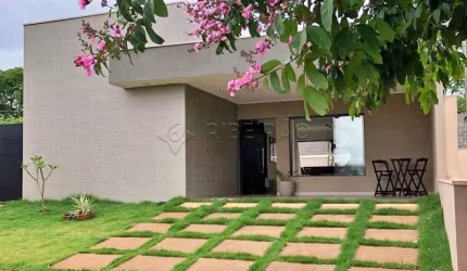 Casa térrea em condomínio  fechado , 03 dormitórios sendo 01suíte, armários planejados, piscina e churrasqueira.