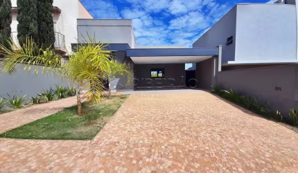 Casa térrea em condomínio no Bairro Vista Bella com  03 suítes, armários planejados, piscina varanda gourmet com churrasqueira.