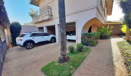 Sobrado no Bairro Jd. Sumaré com 04 suites, piscina, churrasqueira, 04 vagas de garagem.