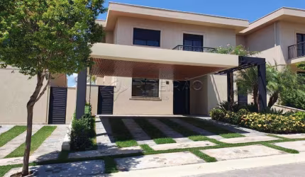 Casa a venda em condomínio com 3 suítes e piscina Vila do Golf