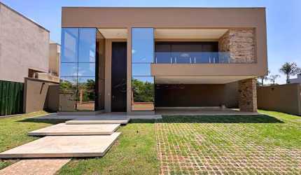 Casa com 398m² e 04 suítes em condomínio Alphaville
