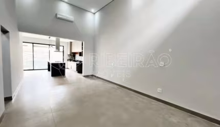 Casa térrea em condomínio fechado, 03 suítes com armários planejados, piscina e churrasqueira.