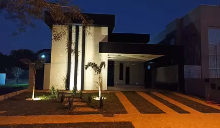 Casa térrea no condomínio Portal da Mata com 3 suítes sendo uma master com hidromassagem e 4 garagens.
