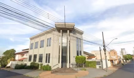 Imóvel Comercial de esquina no Bairro Nova Ribeirânia com 05 salas , 01 salão mobiliado no piso superior  preparado para   telemarketing, 08 vagas  com recuo frontal.