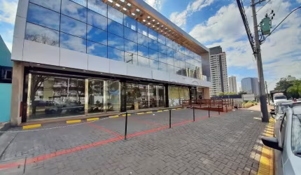 Salão comercial sobre loja com 600 m² no Bairro Jd. Botânico com 02 wcs privativo, elevador, recepção, frente toda em blindex.
